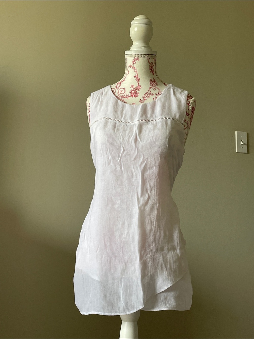 Women's White Sleeveless Linen Tank Top